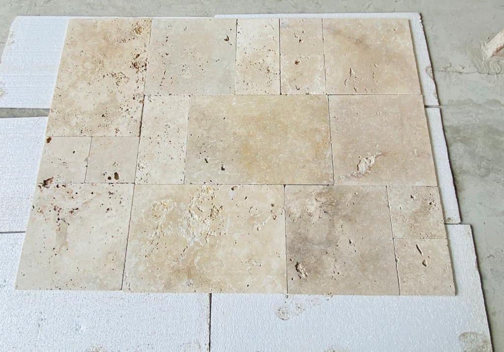 Frans verband Classic Mix: beige travertin met natuurlijke gaatjes en warme vlekken, getrommeld, als proefvlak gelegd
