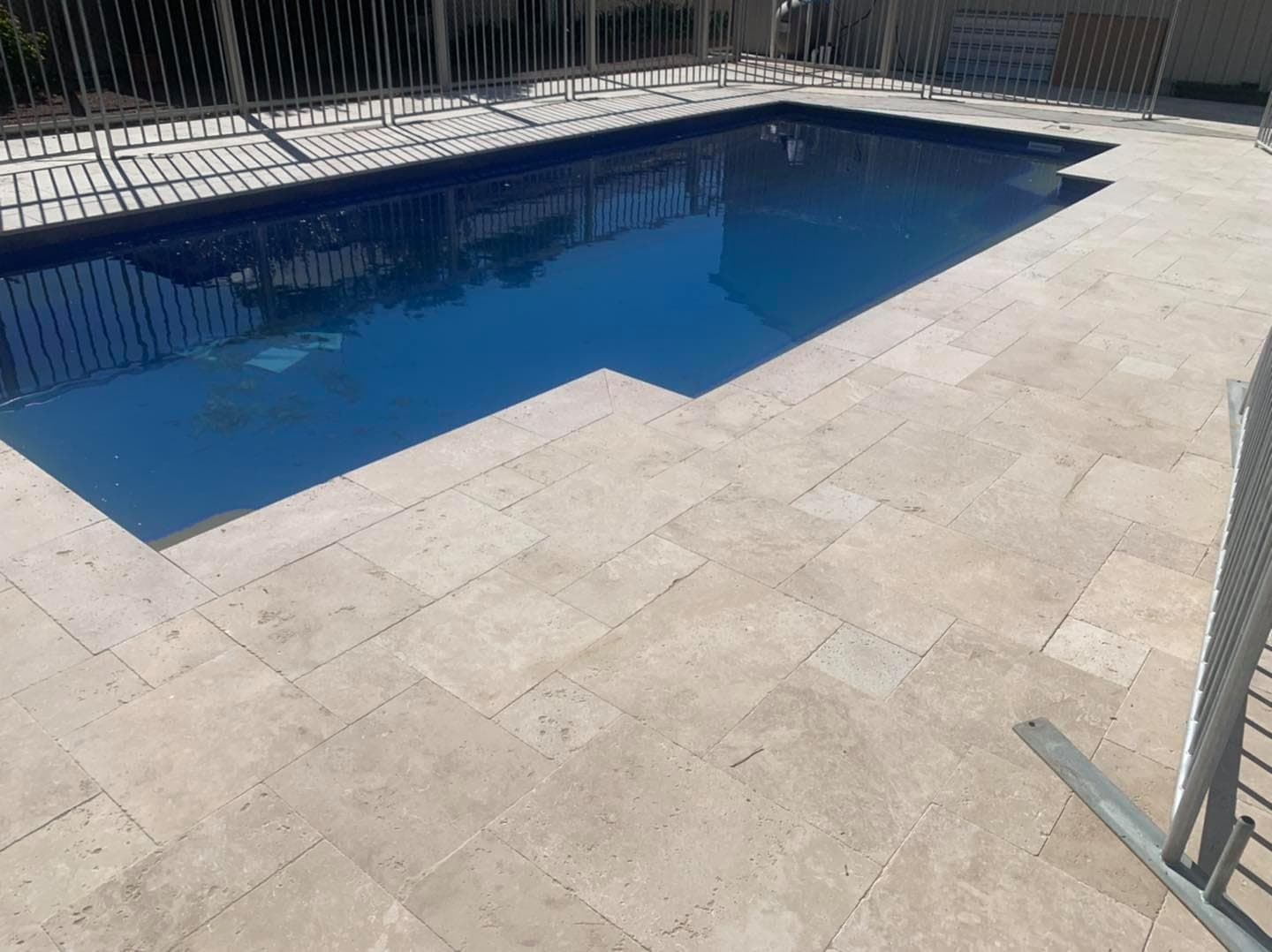 Frans verband Light, 3 cm: zwembad met lichte travertin pavers in Frans verband rondom