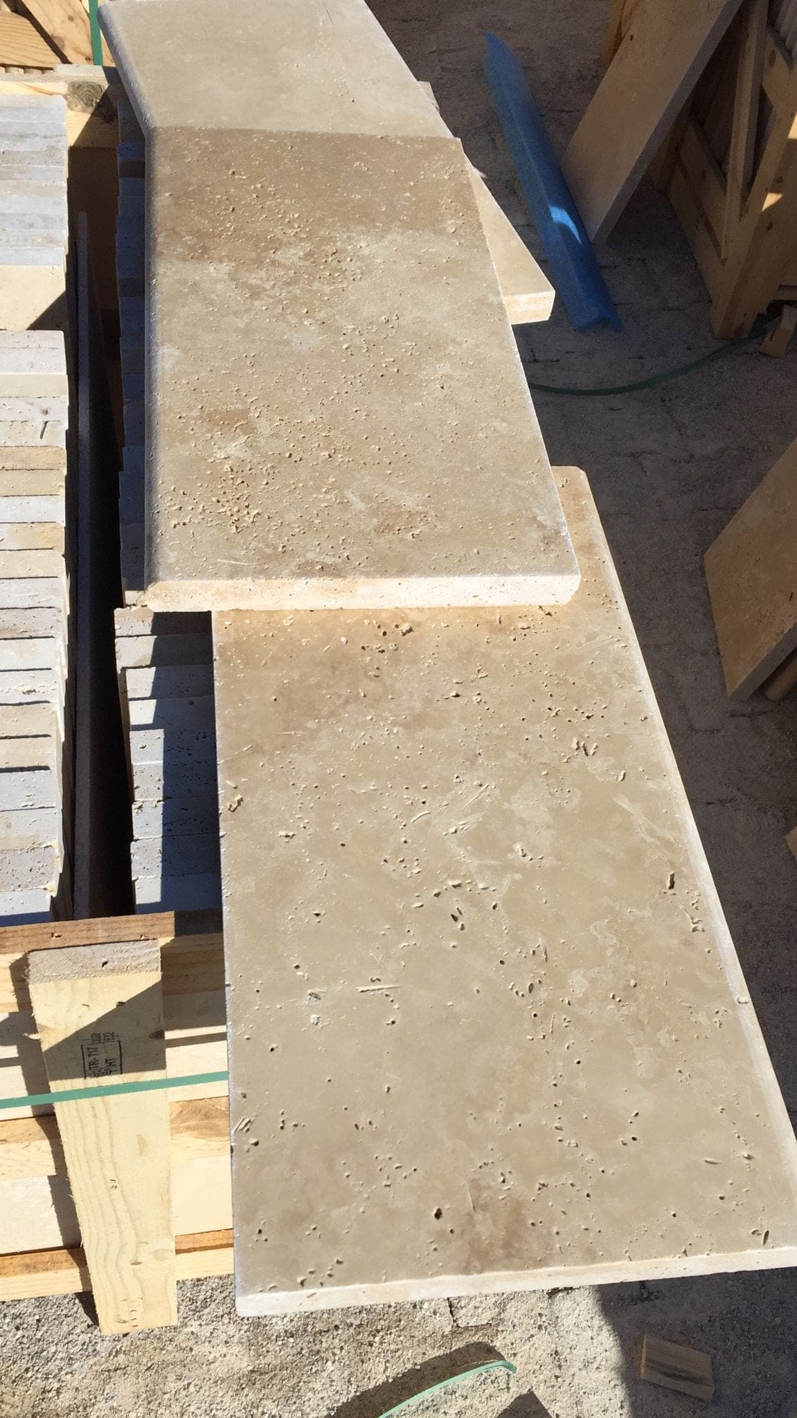 Zwembadrand Classic Blend: Classic Blend randstukken op pallet