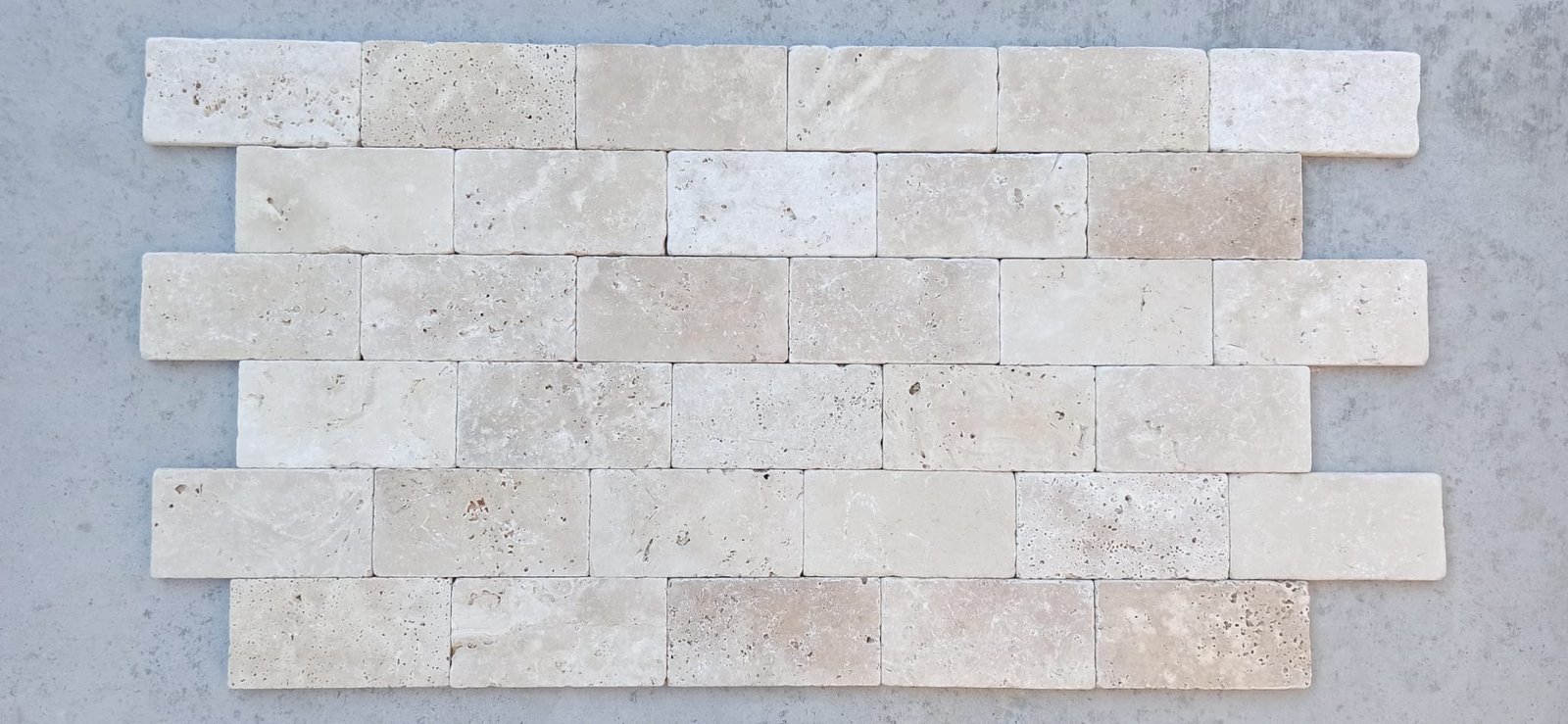 Brick tegels Classic: lichte travertin bricks in halfsteensverband, getrommeld
