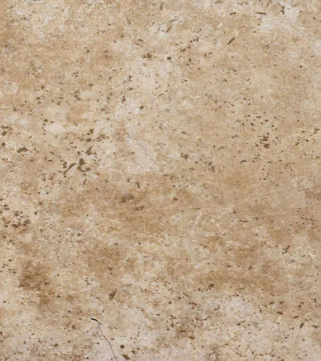 Classic cross-cut: beige travertin met gewolkt patroon en donkere spikkels, gezoet, close-up