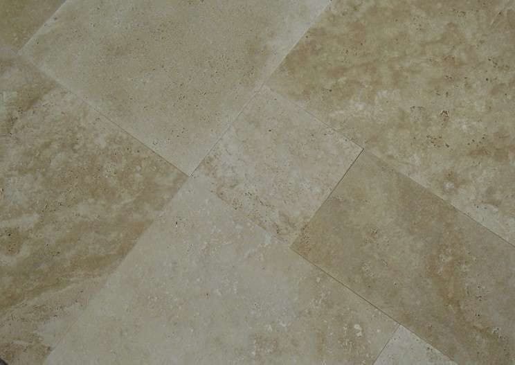 Crema cross-cut: lichtbeige travertin met zacht gewolkt patroon, gezoet, diagonaal gelegd als vloer