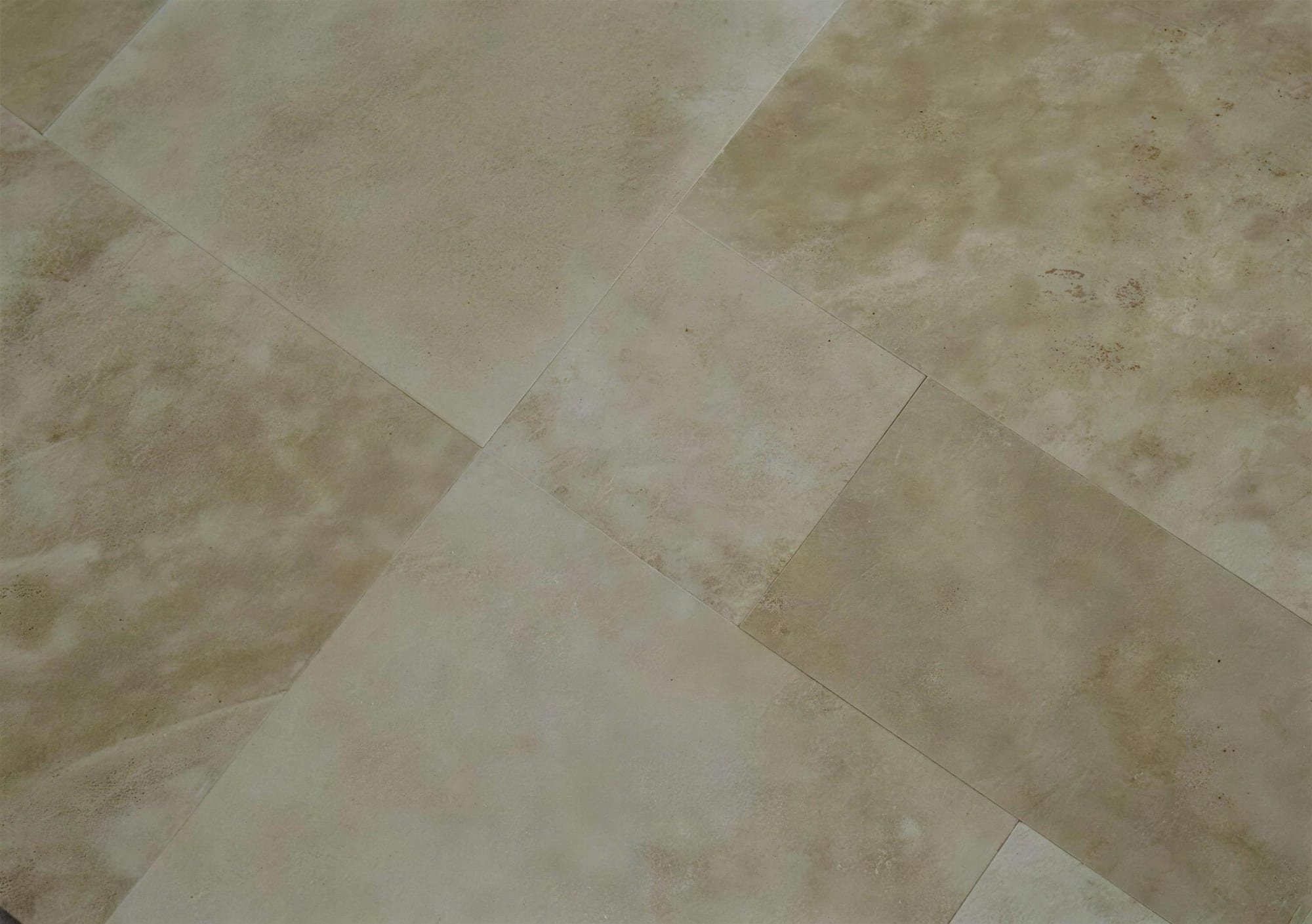 Crema cross-cut: light-beige travertine with a softly clouded pattern, honed, laid diagonally as a floor