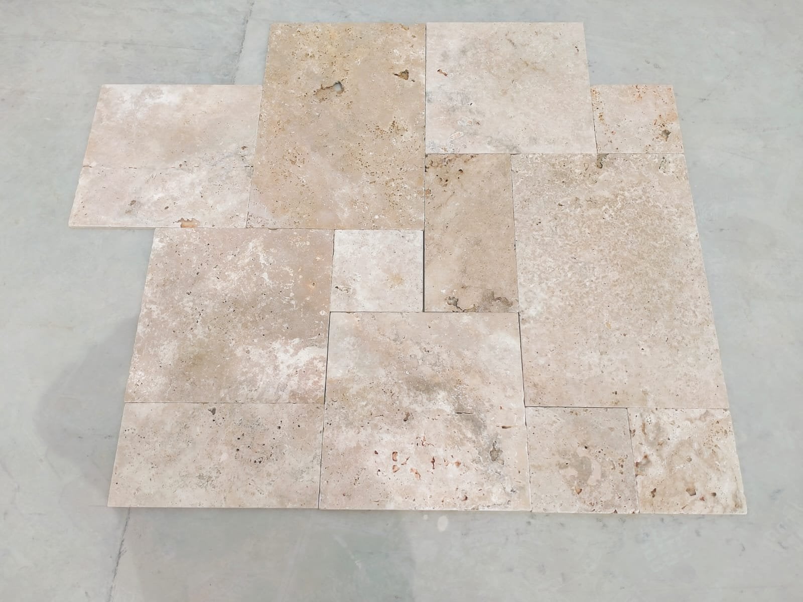 French pattern Classic Mix: tiles on a concrete floor, light beige to caramel