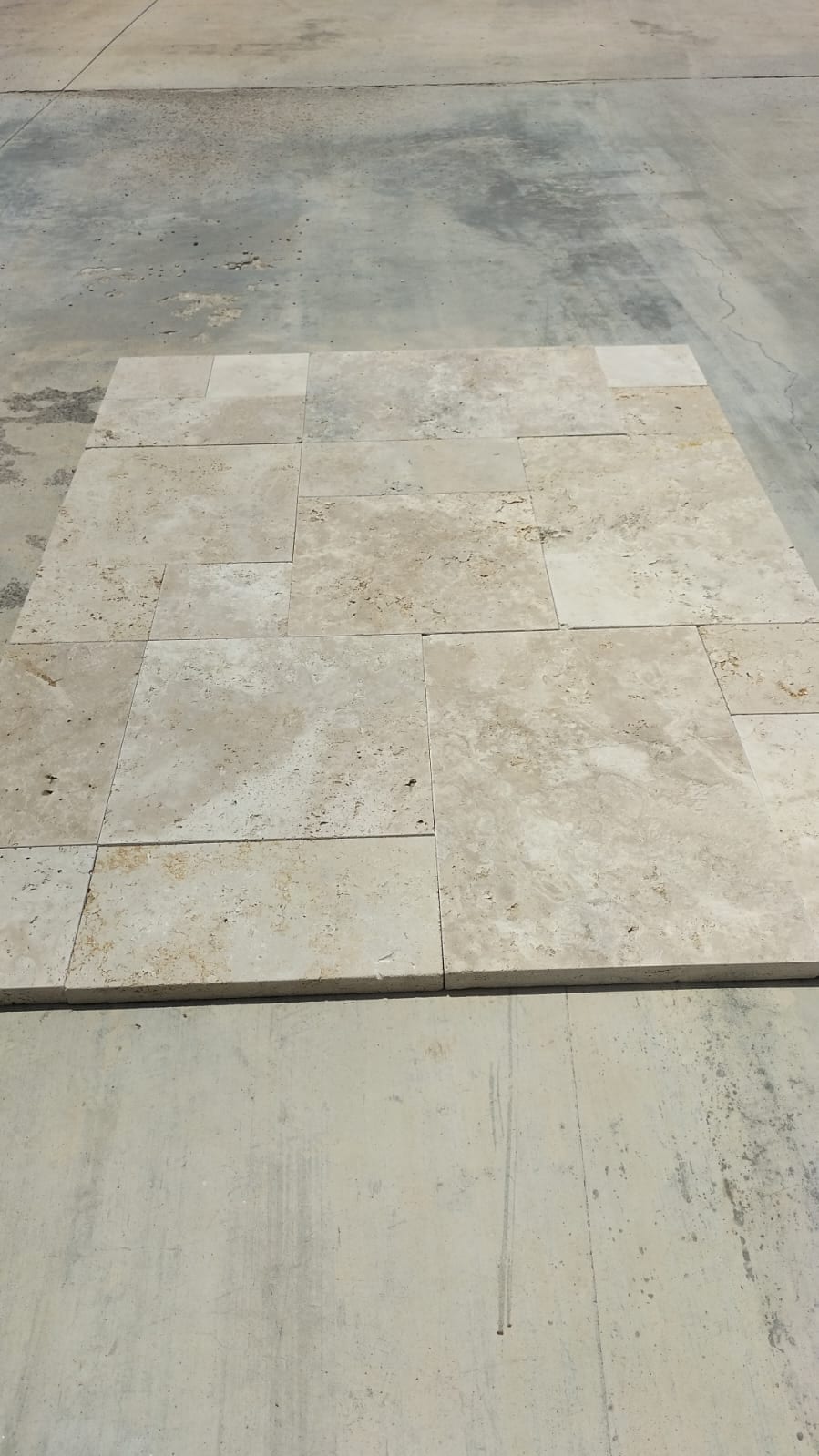 French pattern Classic Blend, 3 cm: beige travertine tiles in French pattern with warm colour variation, tumbled