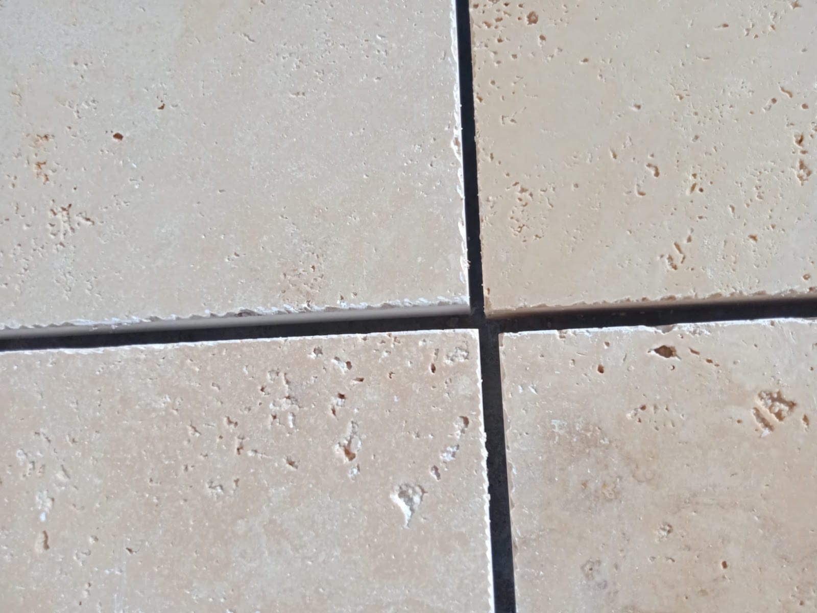 French pattern Ivory, 3 cm: close-up of a tumbled ivory tile with natural pits