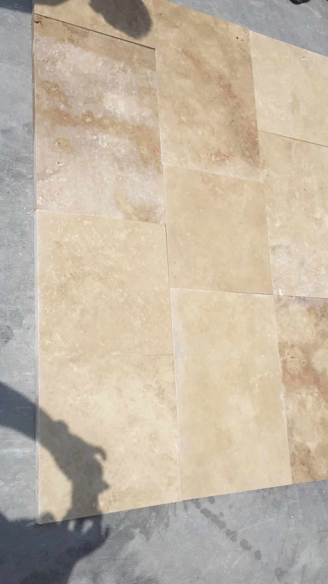 French pattern Light, 3 cm: light-beige travertine tiles in French pattern, tumbled, laid on the ground
