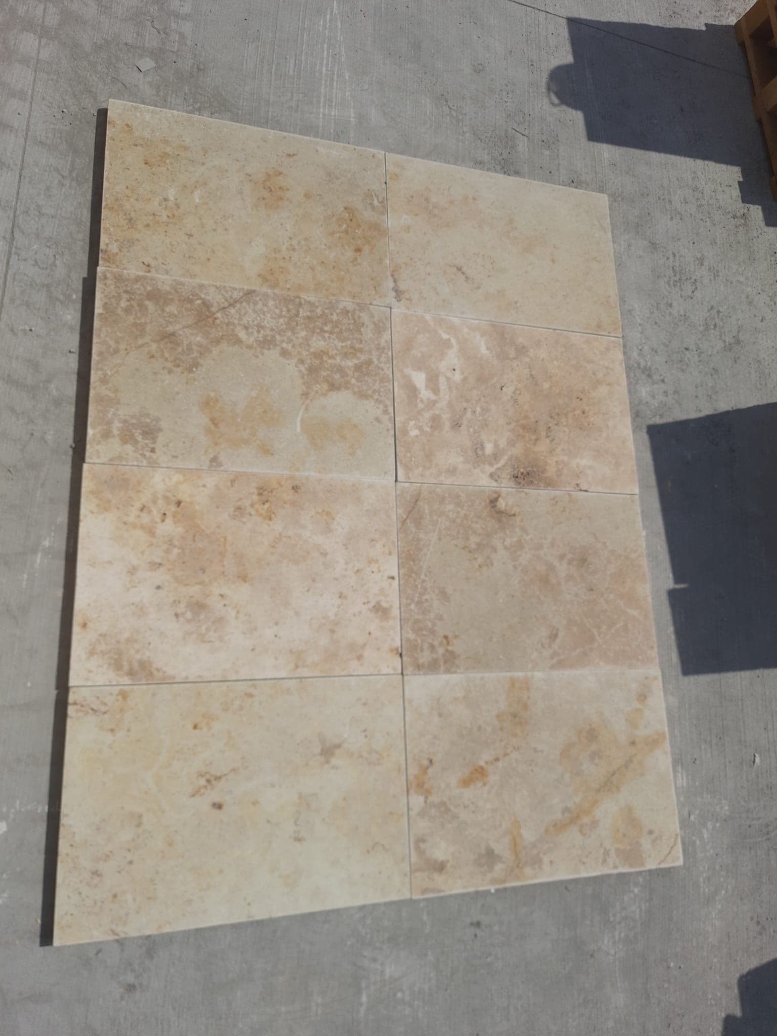 Frans verband Rustic, 3 cm: goudbeige travertin tegels met rustieke tekening in Frans verband, getrommeld