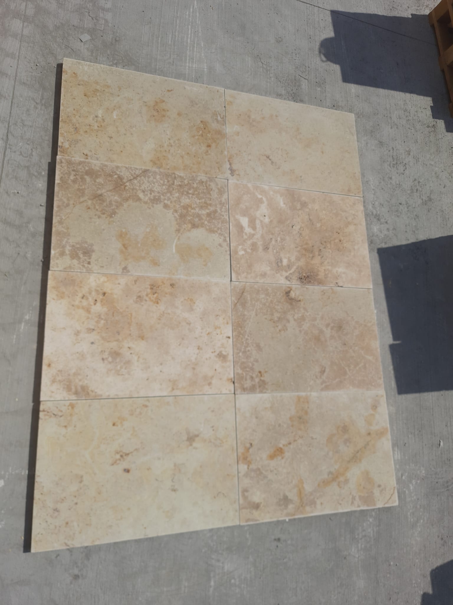 French pattern Rustic, 3 cm: golden-beige travertine tiles with rustic figuring in French pattern, tumbled