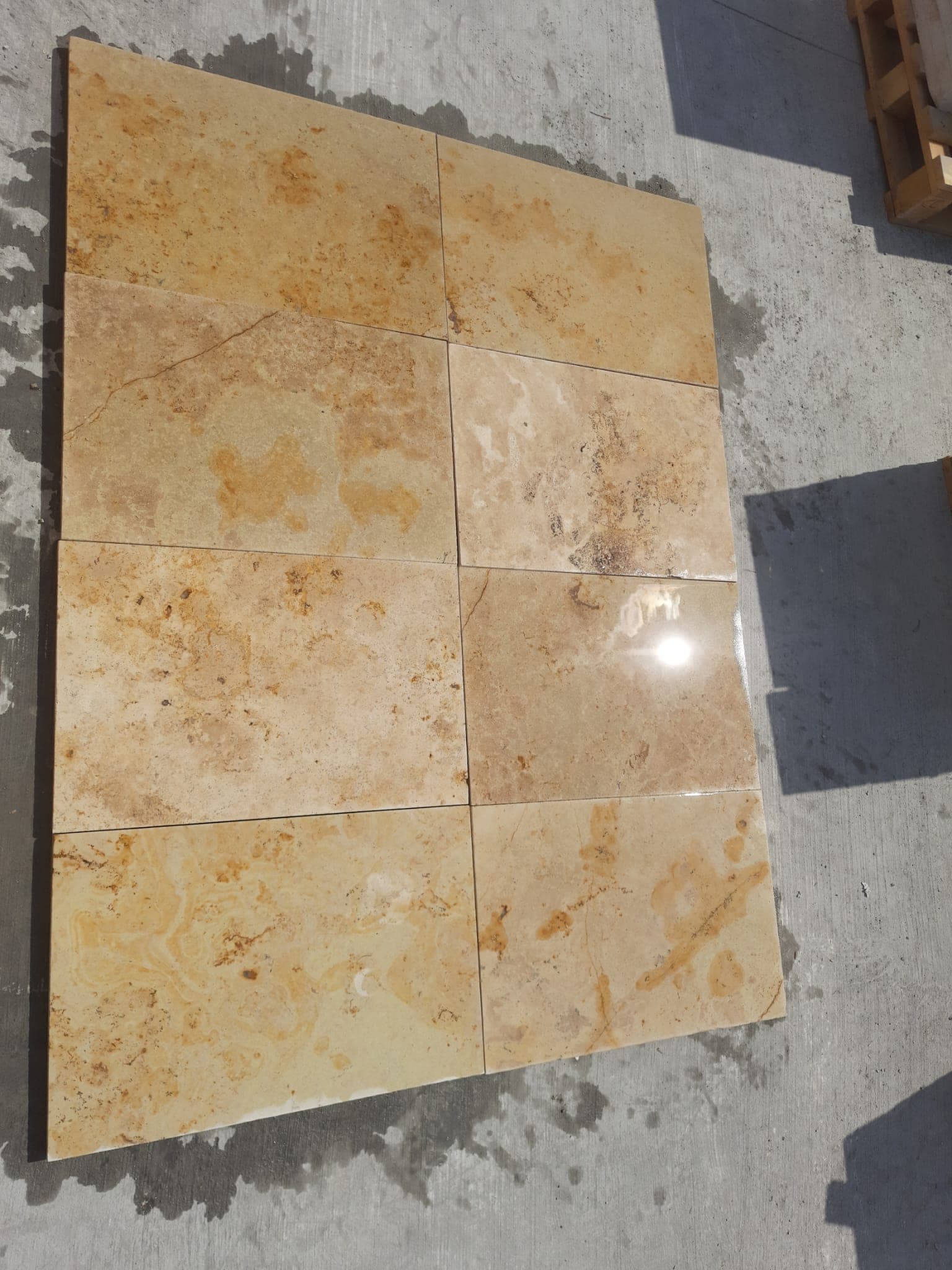Frans verband Rustic, 3 cm: close-up van rustieke goudbeige travertin