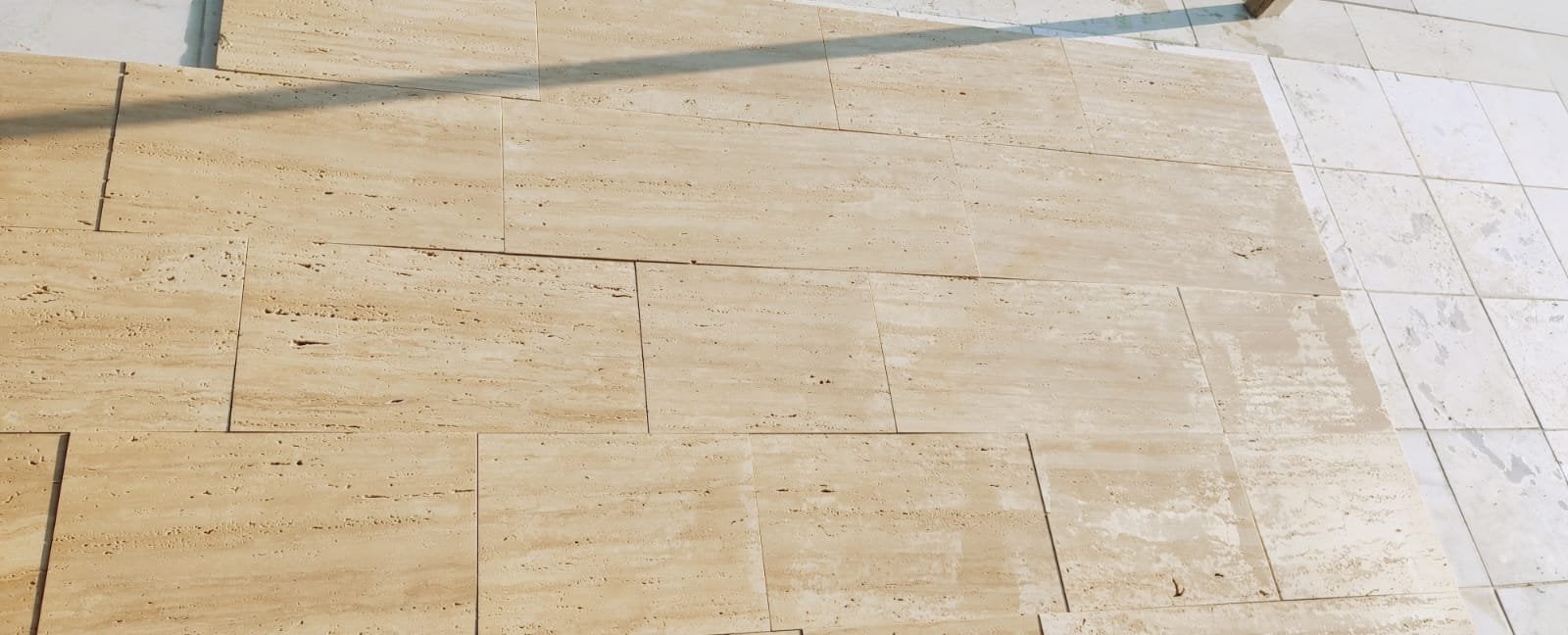 Light travertine honed: floor laid in strips of free length