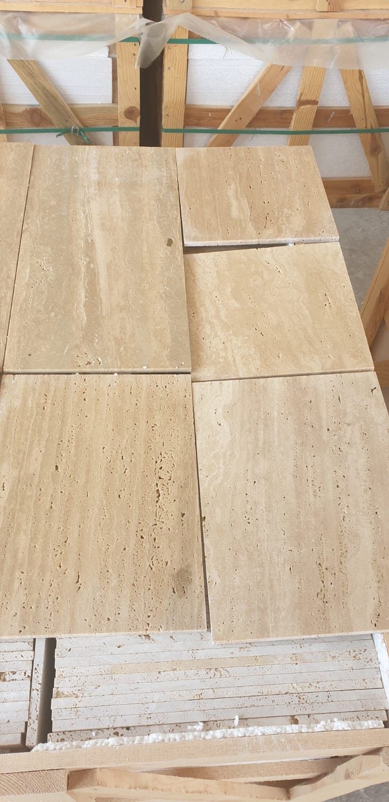 Light travertin gezoet: stroken op pallet, rechte ader zichtbaar