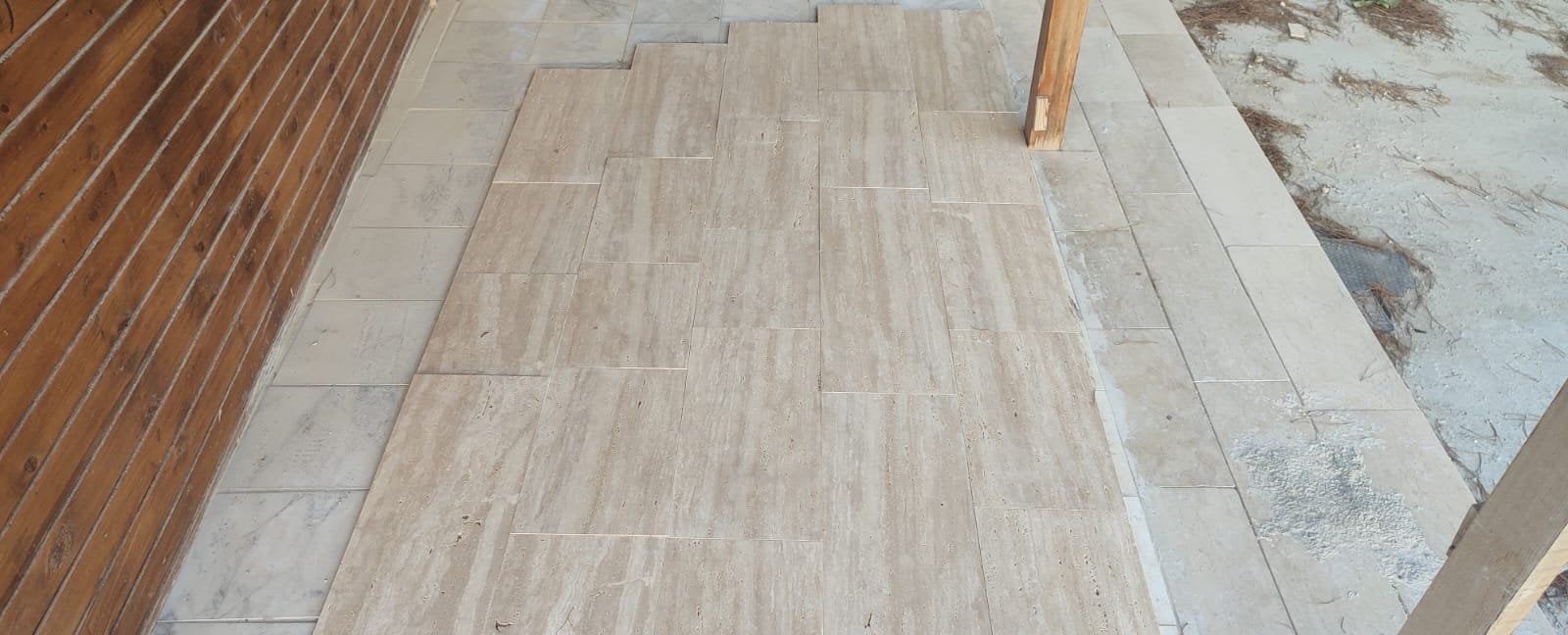 Light travertine honed: floor in random bond with 30.5 cm wide strips