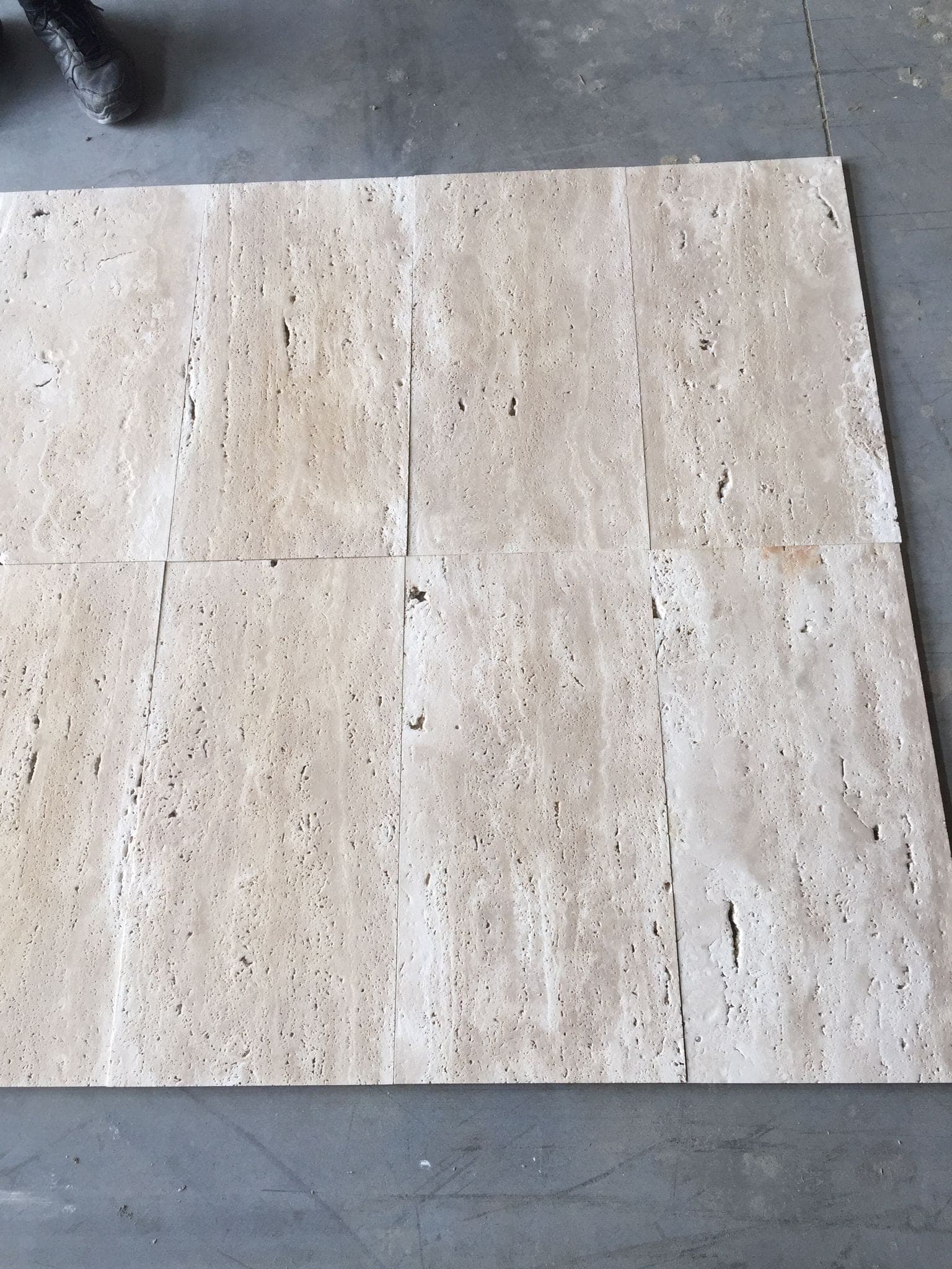 Ivory vein-cut: gezoete tegels met rechte ader, gelegd als proefvlak