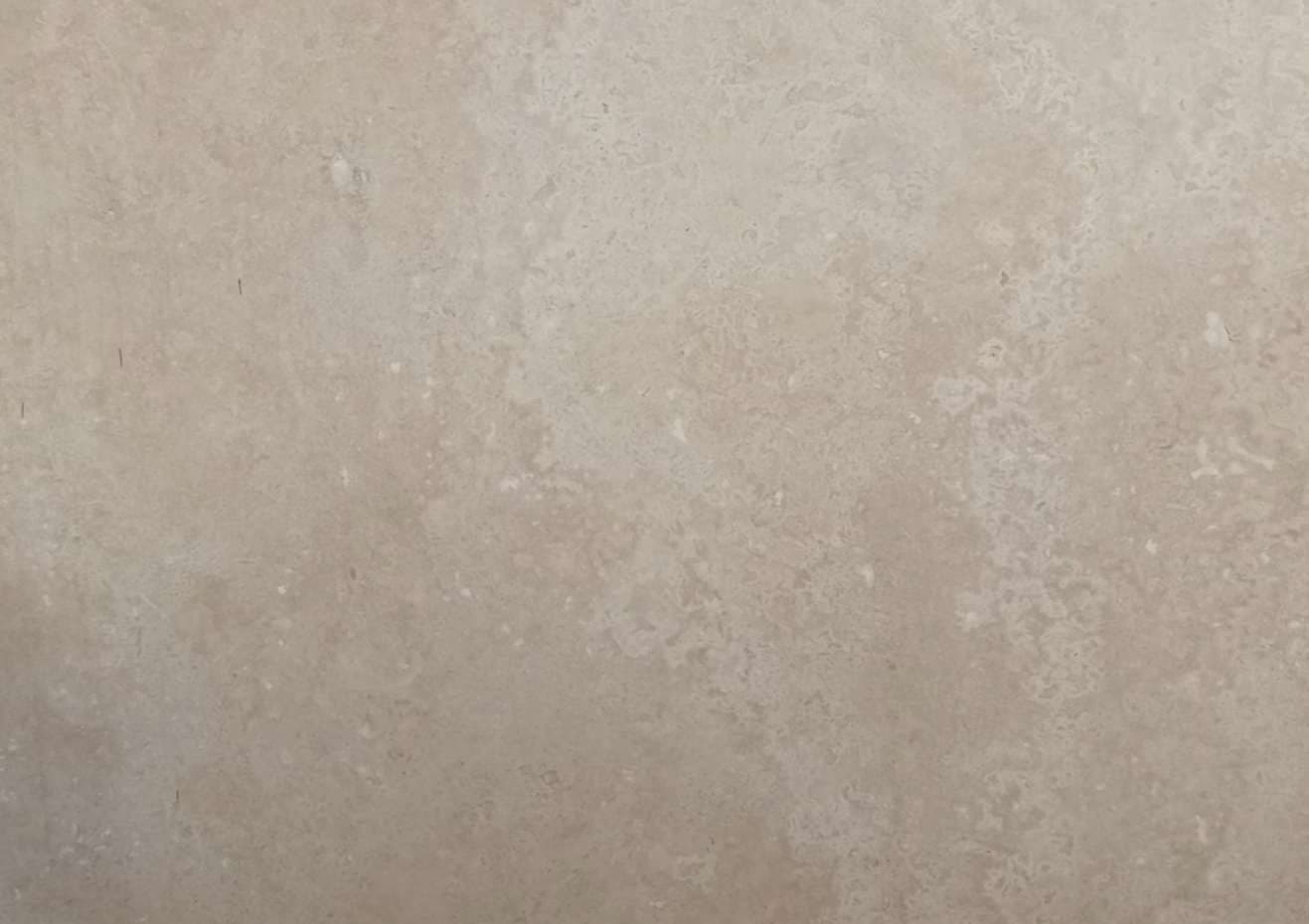 Light cross-cut: egale lichtbeige travertin met fijne structuur, gezoet, close-up