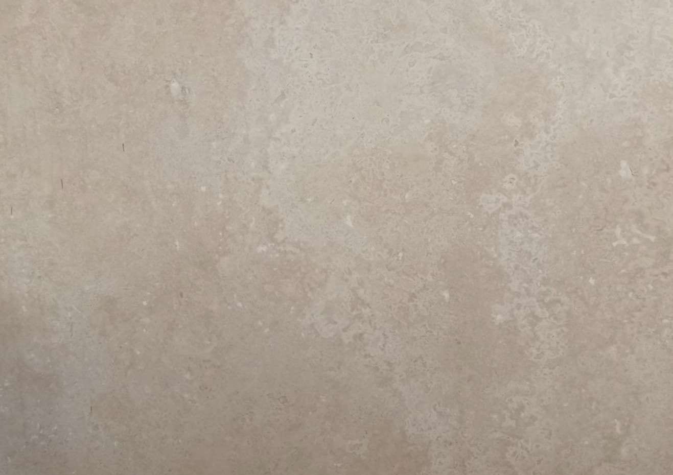 Light cross-cut: egale lichtbeige travertin met fijne structuur, gezoet, close-up