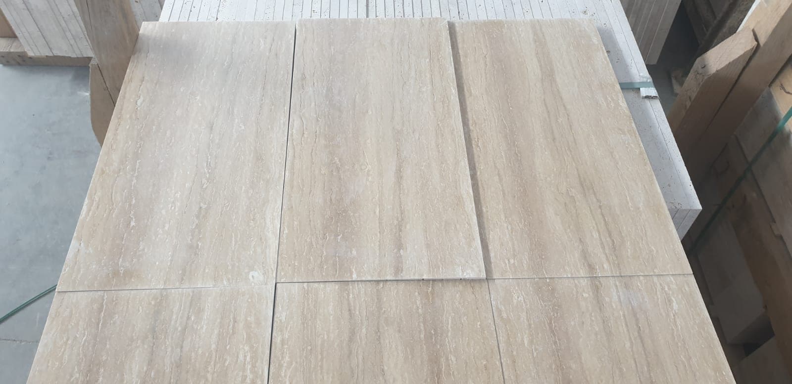 Light vein-cut: gepolijste tegels van 81 × 40,6 cm met rechte ader