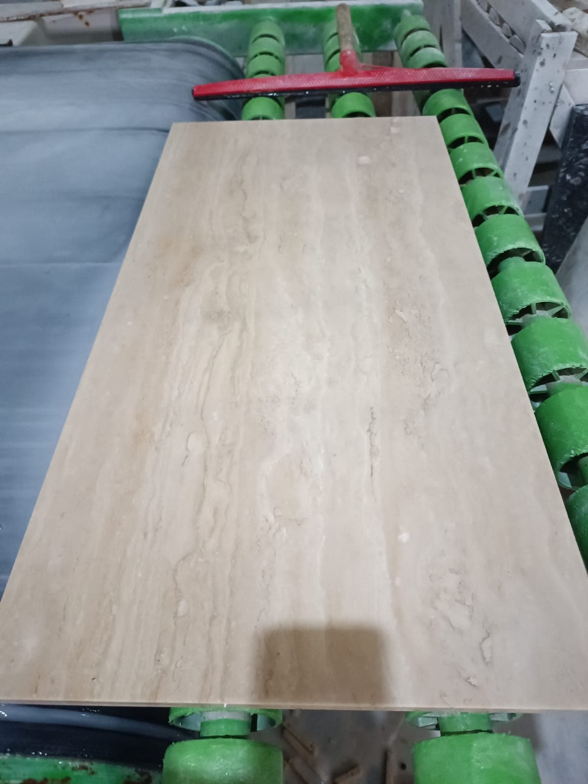 Light vein-cut: gezoete tegel met fijne rechte aders, op pallet