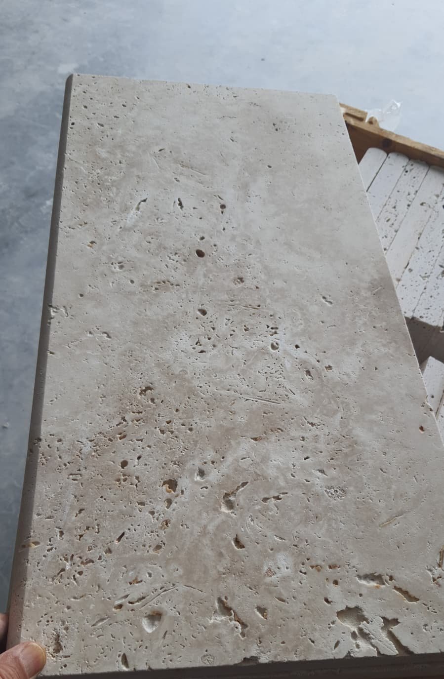 Classic Mix pool coping: 3 cm thick coping stone with tumbled surface and natural pits, close-up