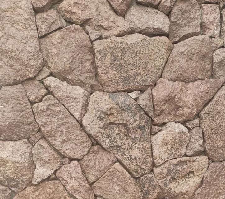 Rockface Andesiet: polygonale andesietstukken in grijs, bruin en roodbruin