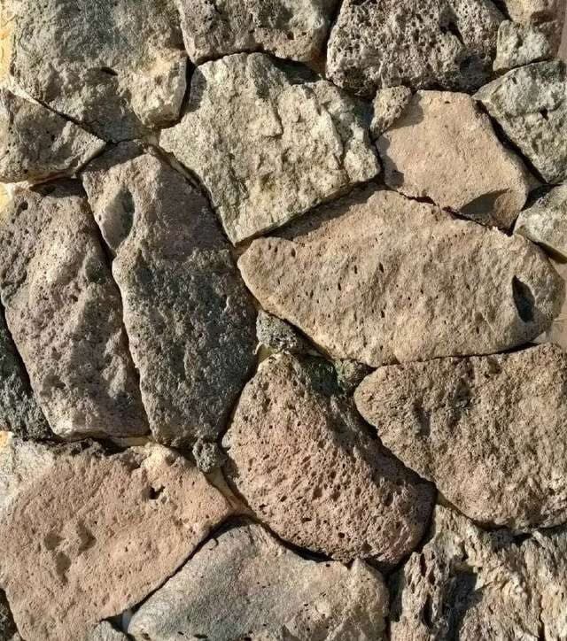 Rockface Basalt: polygonale donkergrijze basaltstukken met breukvlak