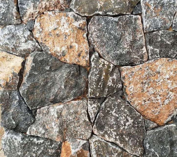 Rockface Black mix: polygonal pieces in black, grey and rust-brown