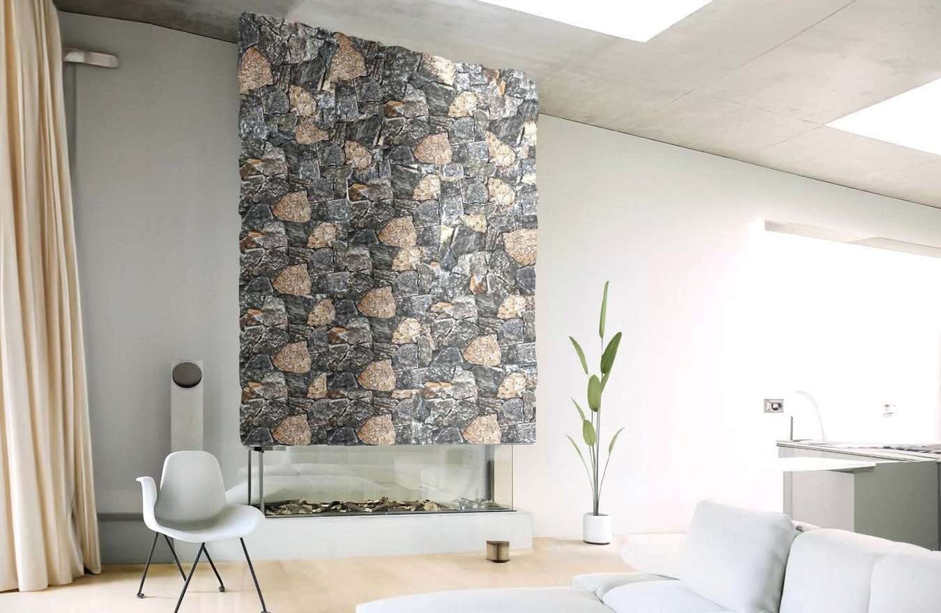 Woonkamer met een accentwand van zwart-grijs-bruine polygonale wandsteen