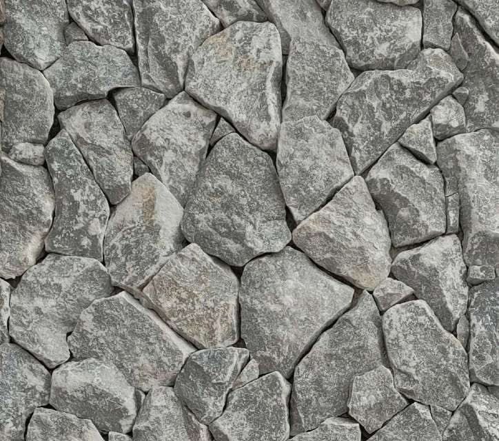 Rockface Bluestone: polygonale blauwgrijze marmerstukken met breukvlak