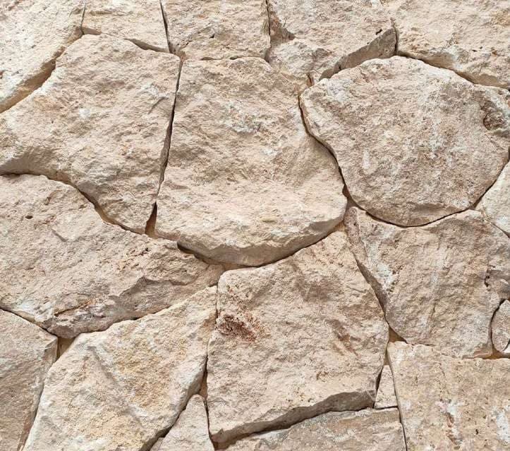 Rockface Classic travertin: polygonale beige travertin stukken met breukvlak
