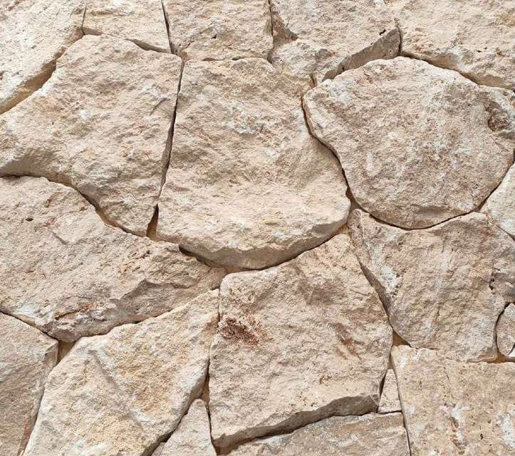 Rockface Classic travertine: polygonal beige travertine pieces with cleft face