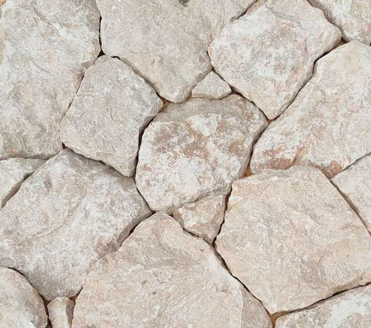 Rockface Cream Beige: polygonal cream-beige pieces of natural stone with cleft face
