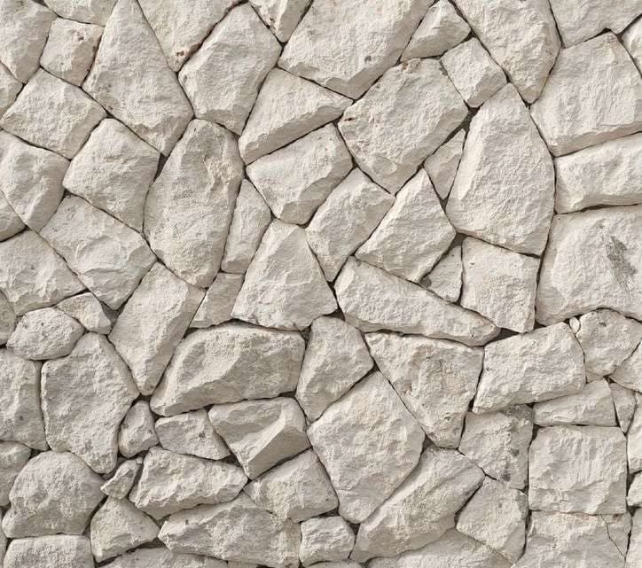 Rockface kalksteen: polygonale lichte kalksteenstukken met breukvlak