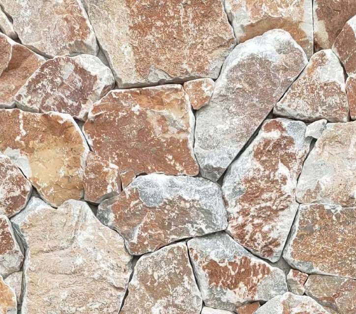 Rockface rood marmer: polygonale roodbruine marmerstukken met breukvlak