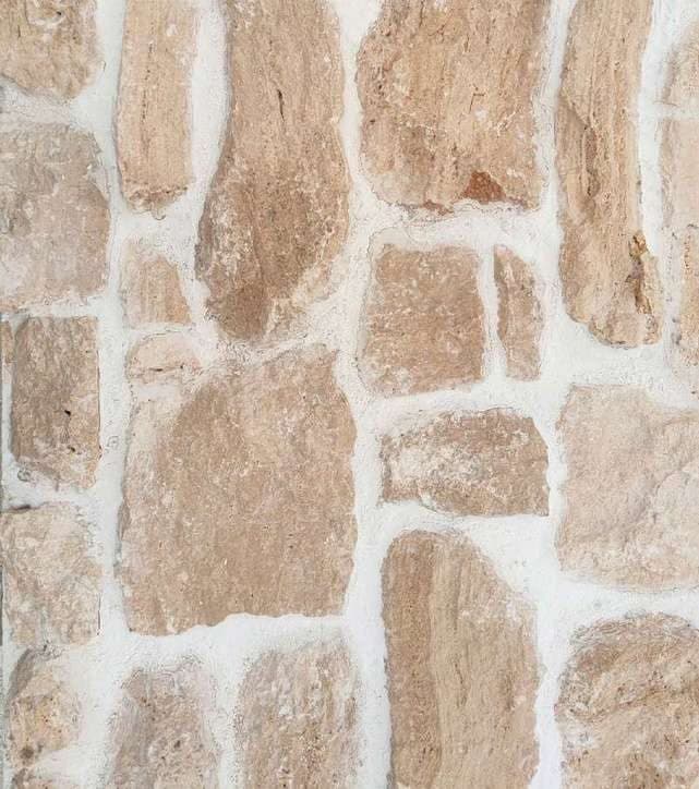 Rockface Shell Face Classic: polygonale beige travertin stukken met schelpachtige, licht gebogen breukvlakken
