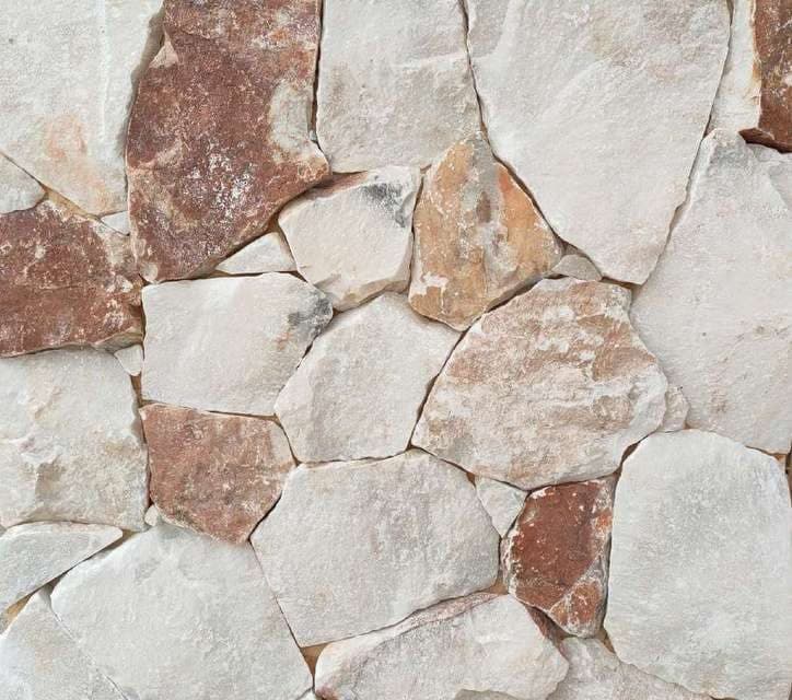 Rockface White mix: polygonale stukken in wit, crème en roestbruin