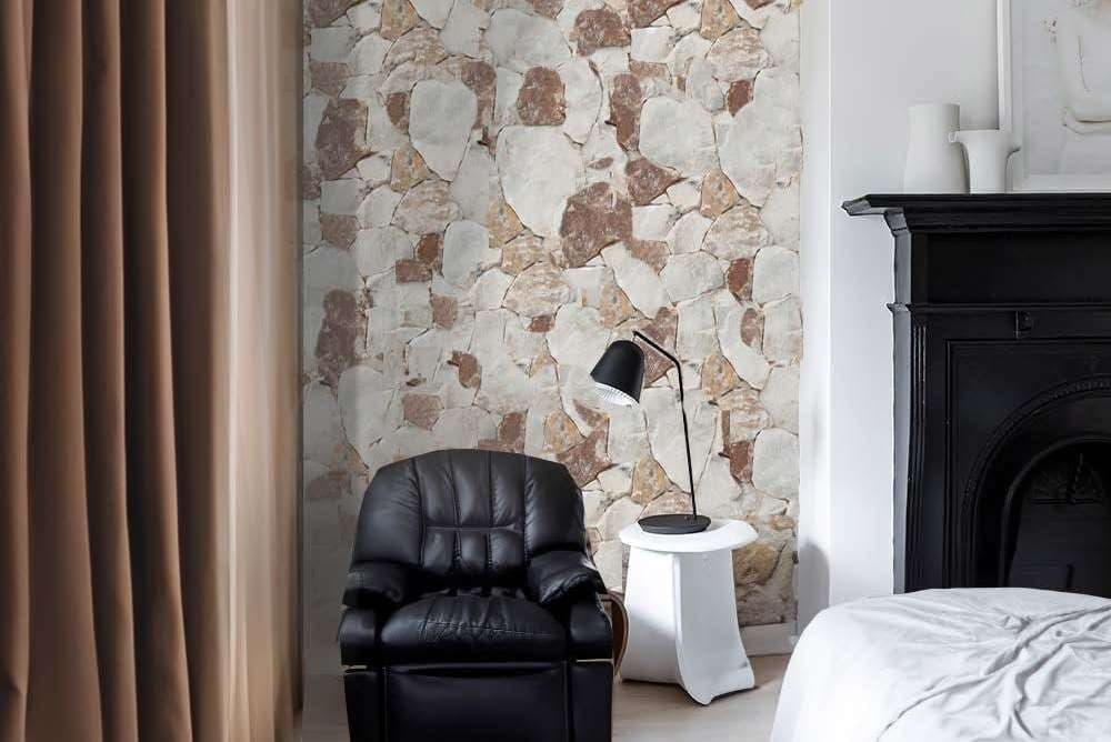 Slaapkamer met een accentwand van wit-crème polygonale marmerstukken