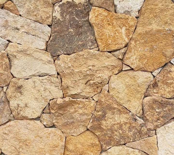 Rockface Yellow: polygonal golden-yellow travertine pieces with cleft face