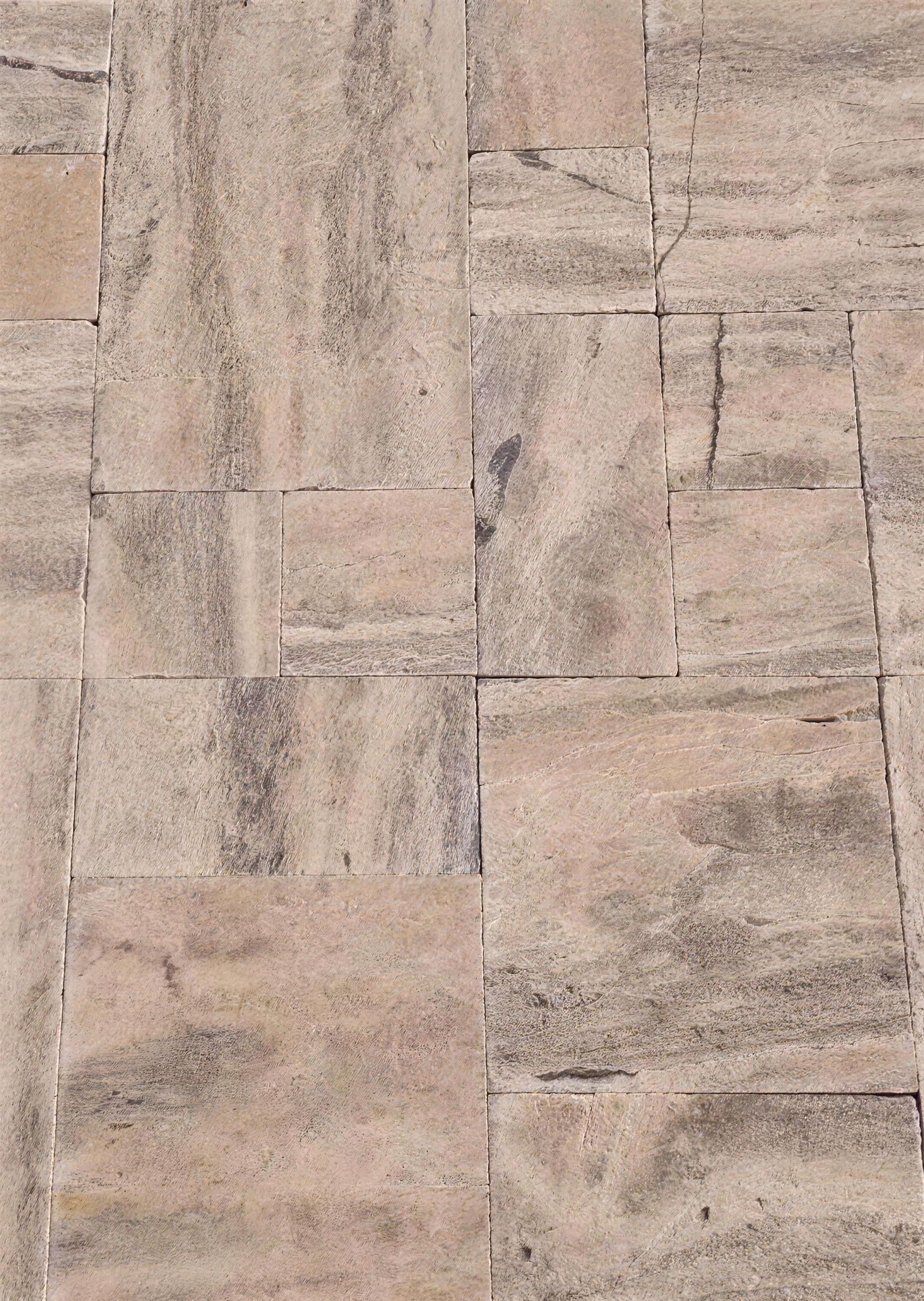 Silver Light vein-cut: grijsbeige travertin met uitgesproken rechte aders, gelegd als vloer in wisselend verband