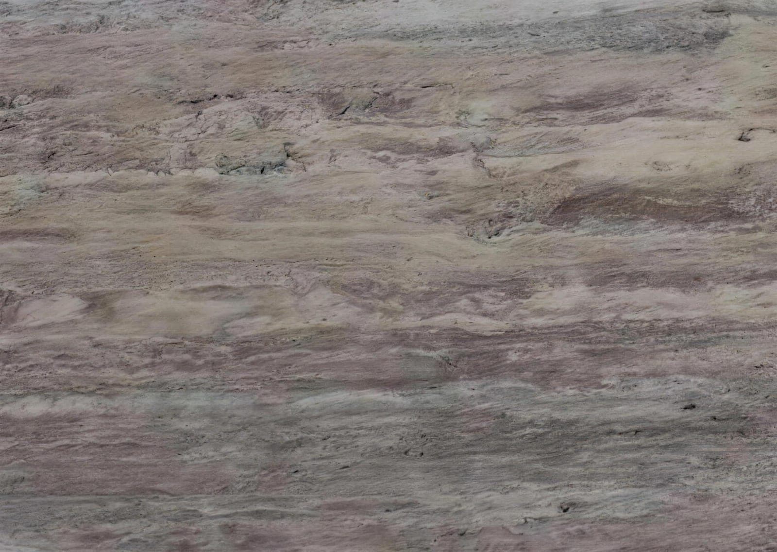 Silver vein-cut: zilvergrijze travertin met rechte, donkergrijze aders, close-up