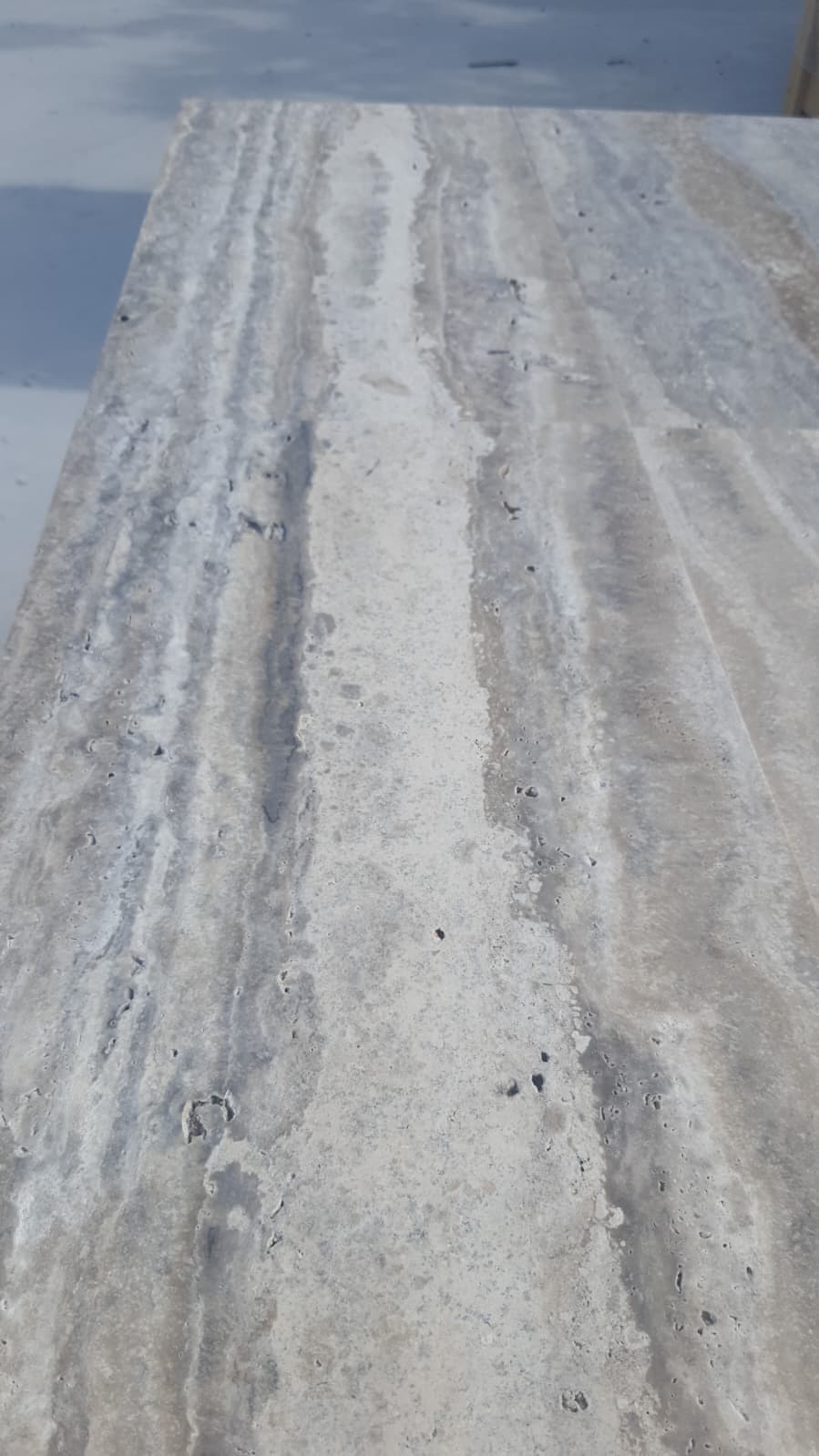 Silver vein-cut: gezoete tegels met rechte grijze aders, close-up