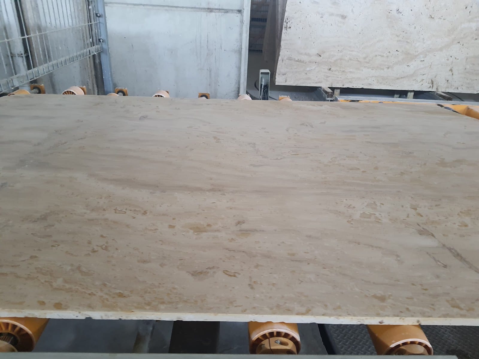 Slab Classic vein-cut: beige vein-cut travertine slab, honed and filled