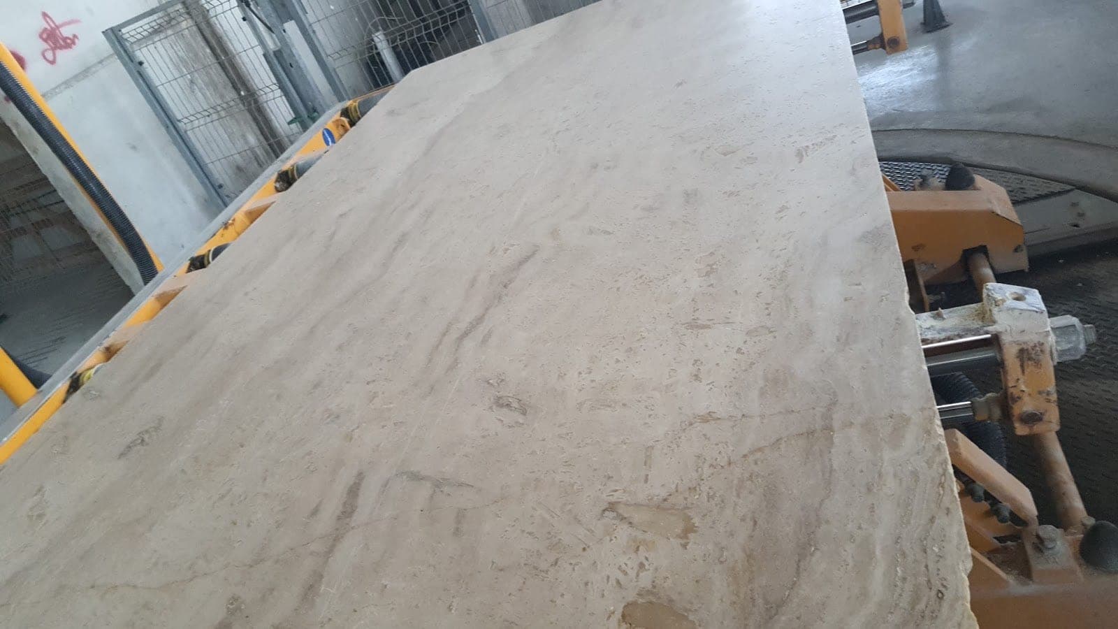 Slab Classic vein-cut: beige vein-cut slab met rechte aders, close-up