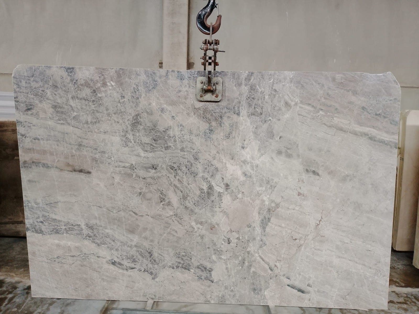 Slab grijs dolomiet, bookmatch: grijs dolomiet slab met witte aders, gepolijst