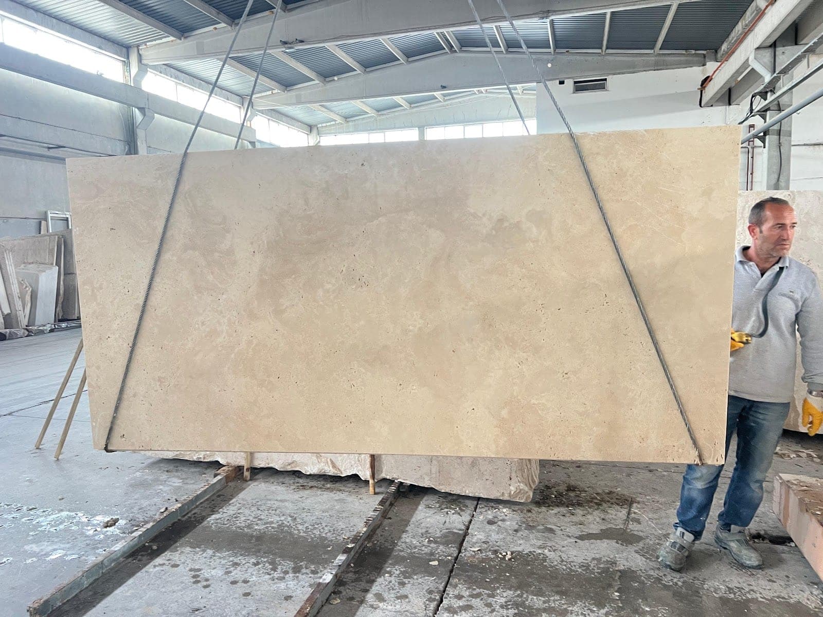 Slab Light cross-cut: lichte cross-cut travertin slab, gezoet ongevuld, in de fabriek