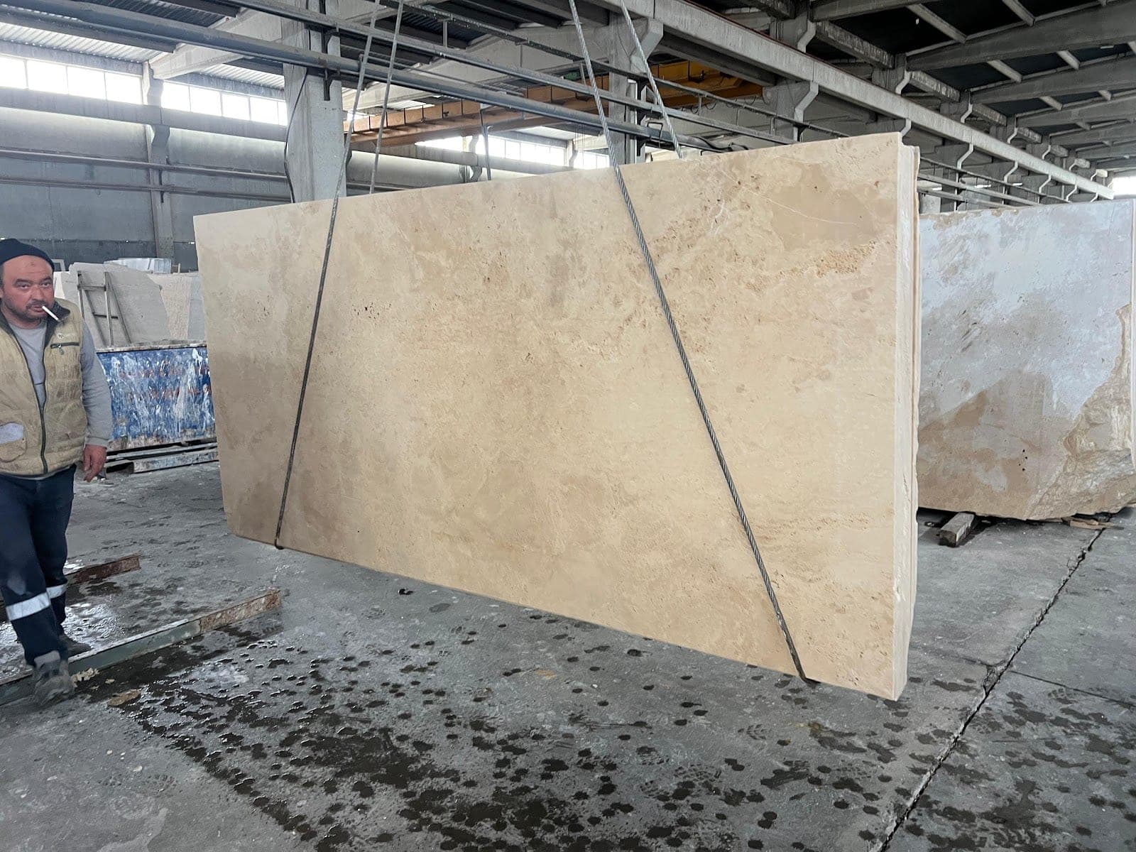 Slab Light cross-cut: lichte cross-cut slab met natuurlijke gaatjes, close-up