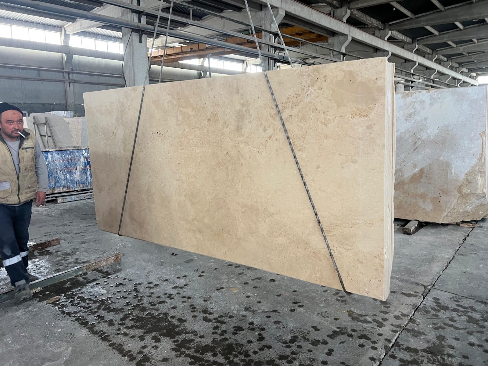 Slab Light cross-cut: light cross-cut slab with natural pits, close-up