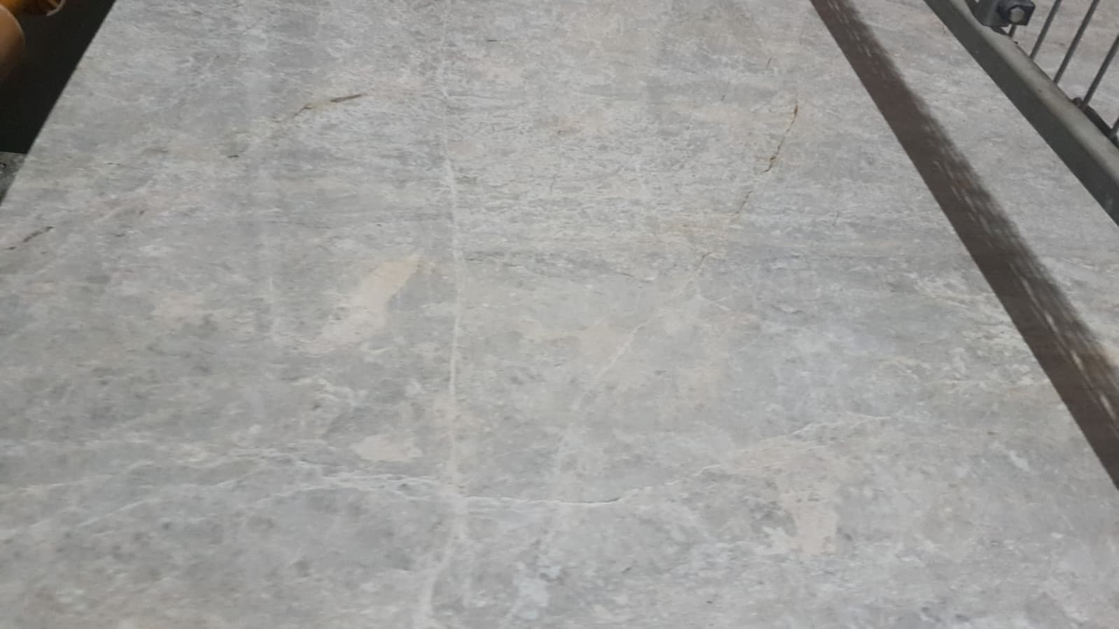 Slab lichtbeige marmer: lichtbeige marmer slab met zachte grijze tekening, gepolijst