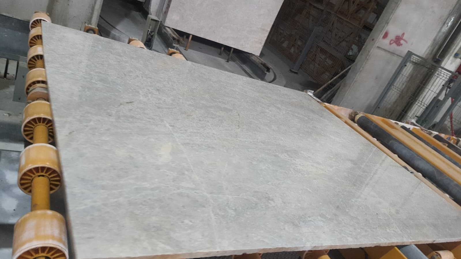 Slab lichtbeige marmer: lichtbeige marmer slabs in de fabriek