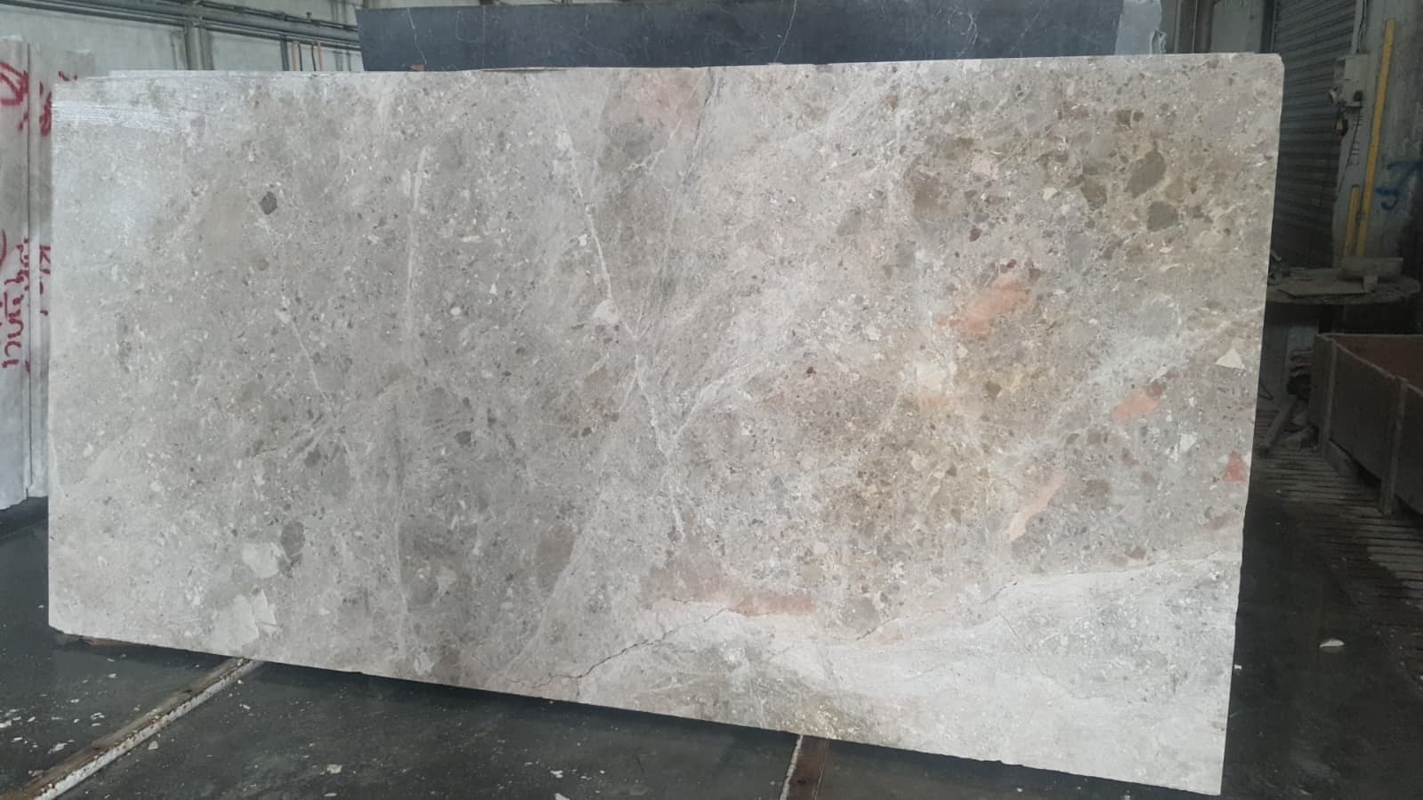 Slab Breccia Aurora marmer: close-up van de breccia-structuur