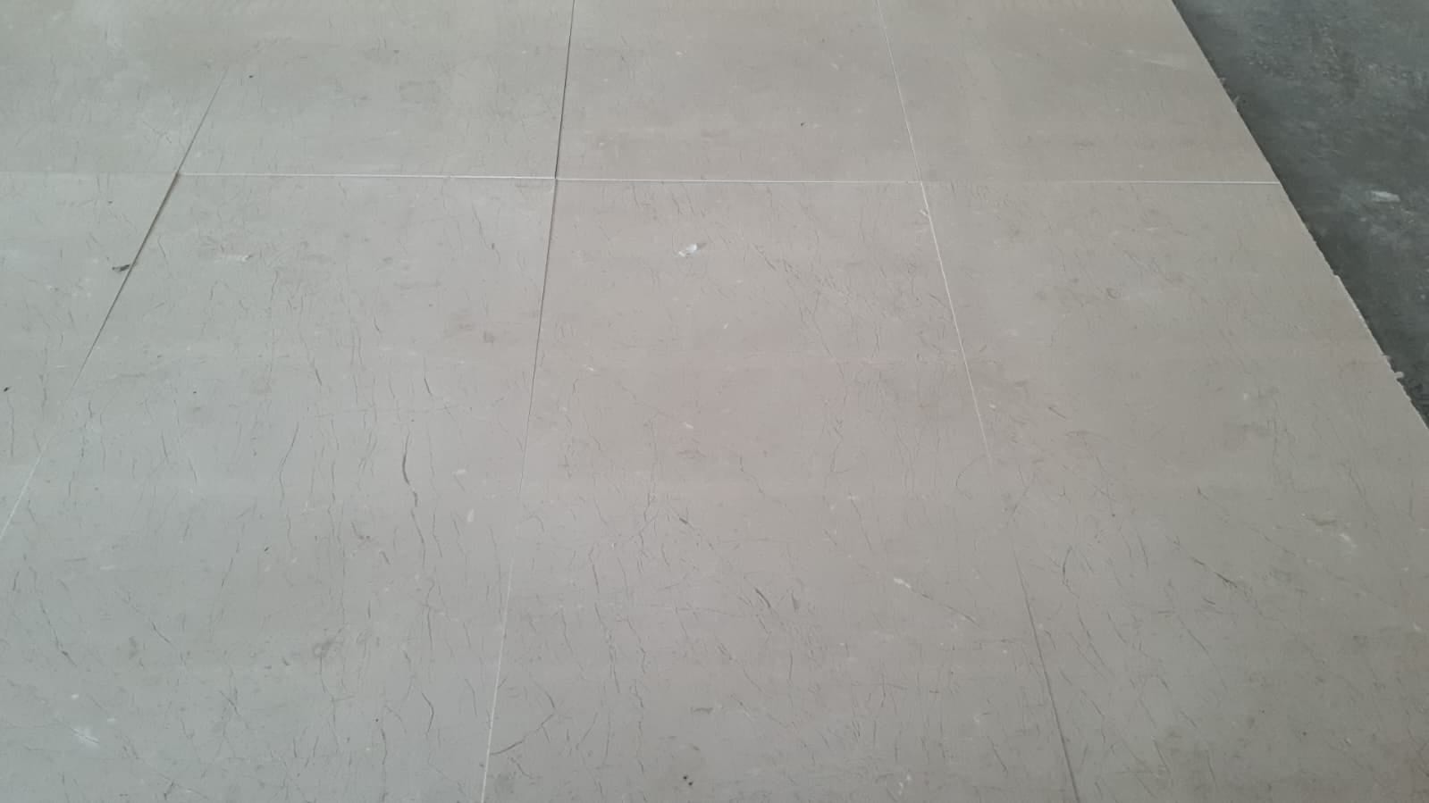 Slab Crema Beige marble: cream-beige marble slab with fine veins, polished